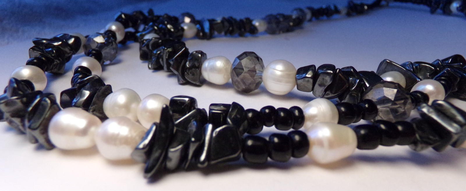 VTG ARTIST 3 STRAND ASYMMETRICAL LUSTROUS PEARL BLACK STONE BEADED NECKLACE 20″