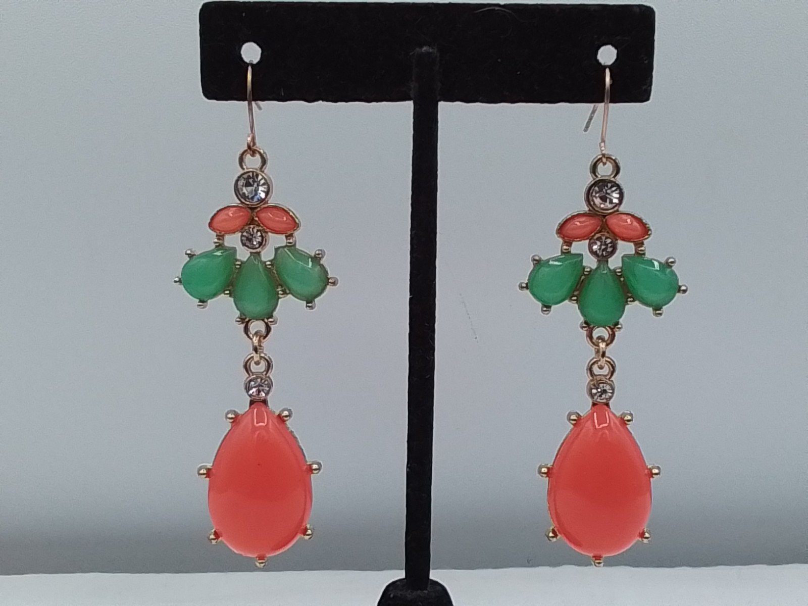 2.5″ DANGLE DROP FAUX JADE FAUX ORANGE CORAL RETRP HIPPY PIERCED EARRINGS VTG