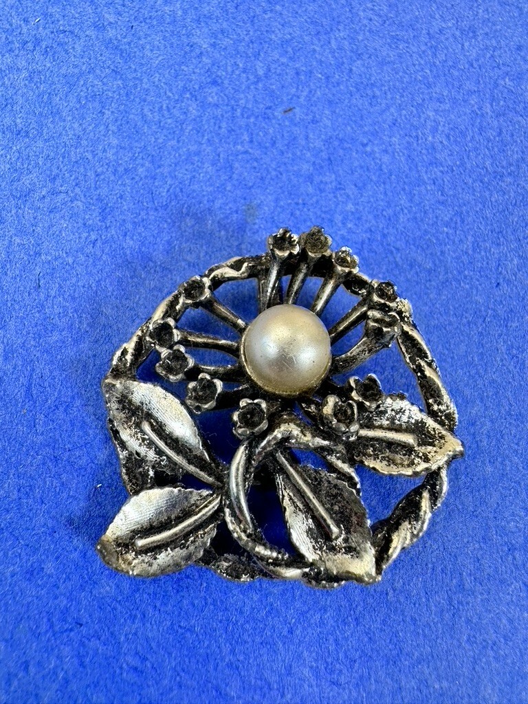 Vintage Faux Pearl Silver tone Floral Leaves Twisted Circe Brooch Pin Accessory