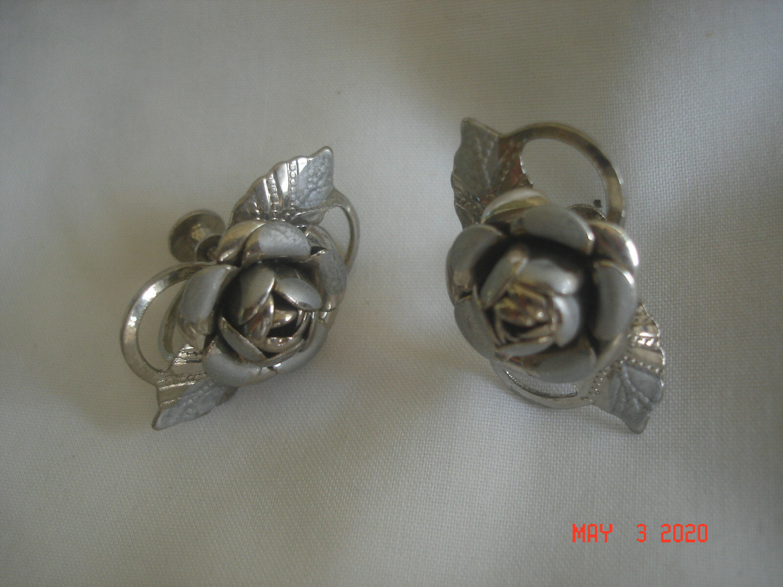 Vtg. FIGURAL FLOWER w/ LEAVES SCREW BACK EARRINGS Silvertone & Gray Enamel
