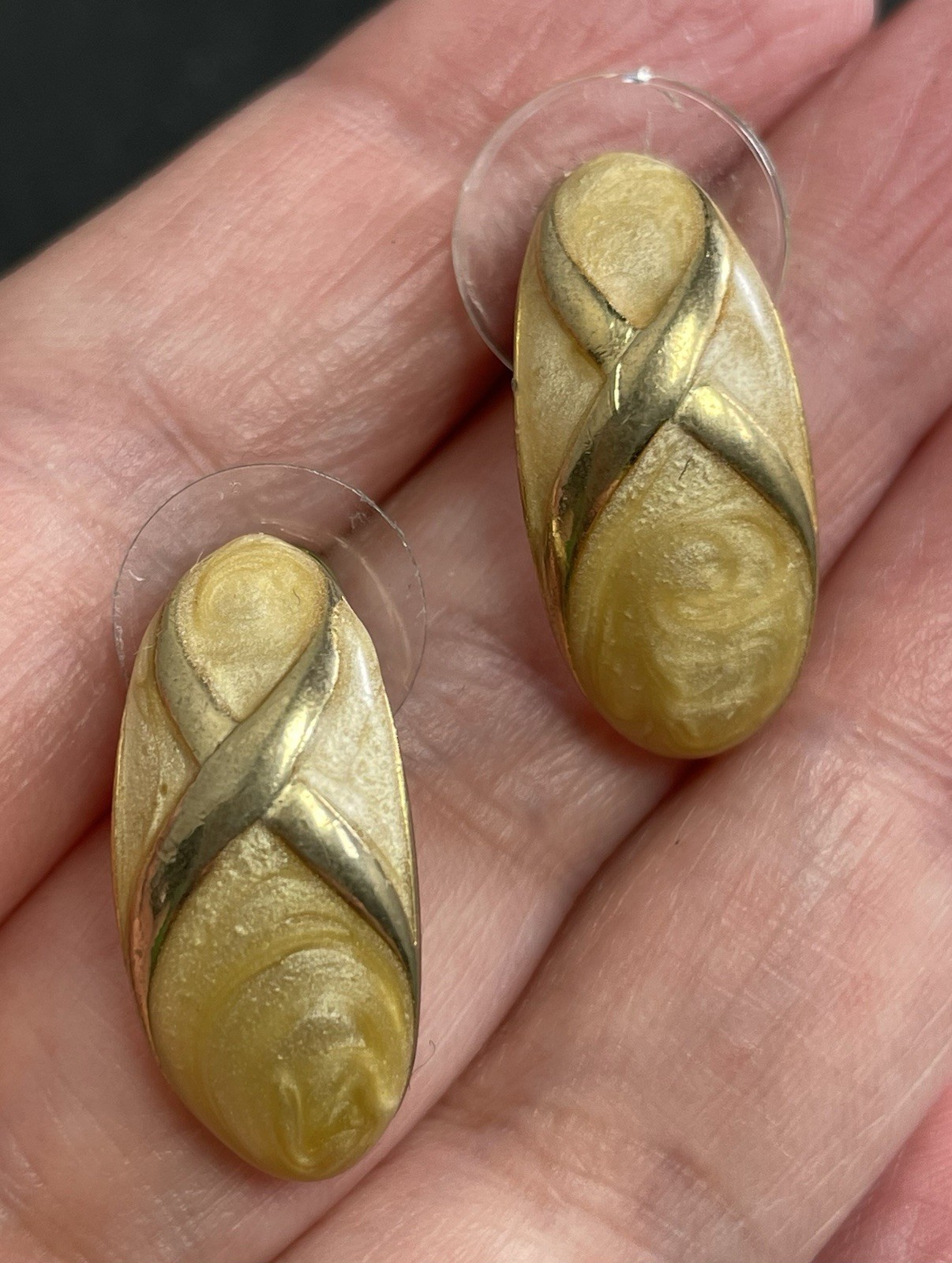 Vintage 1” Curled Yellow Enameled Gold Tone Metal Earrings