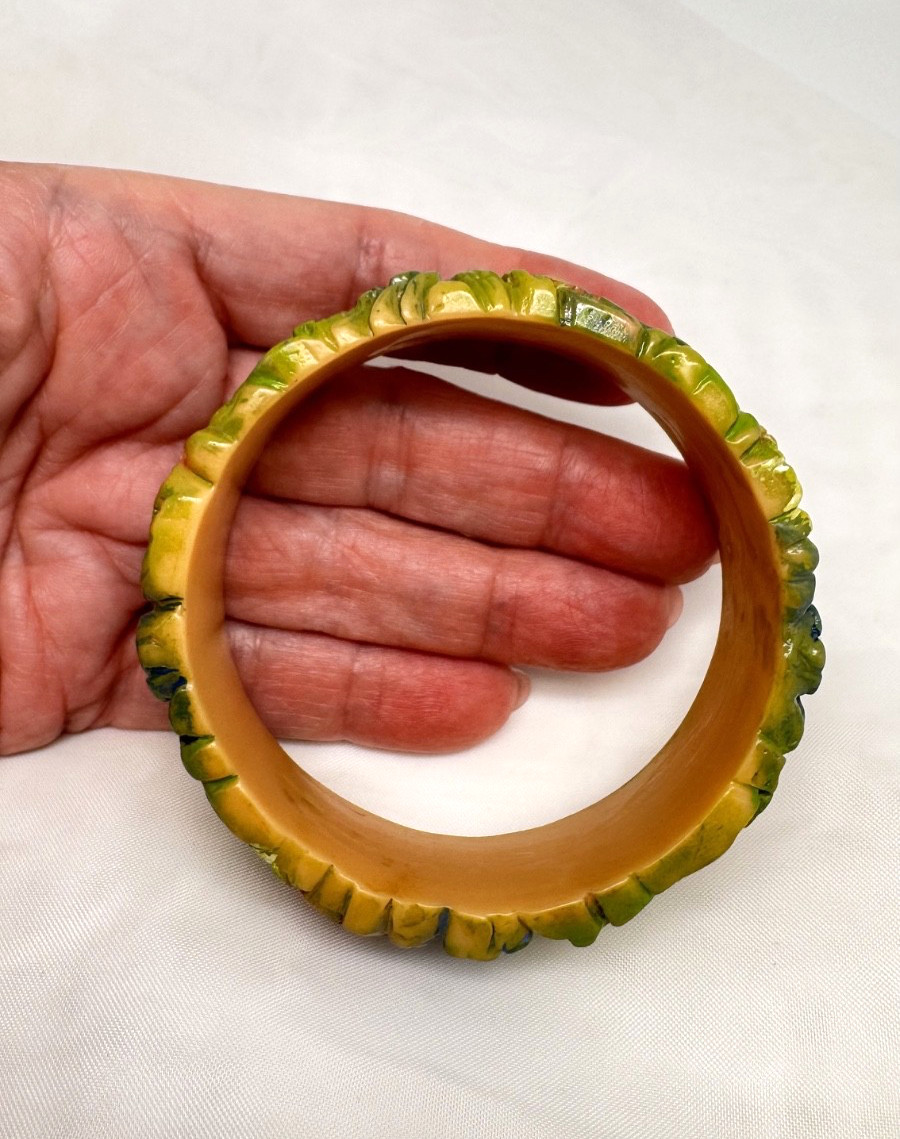 Vintage 1950s DEEPLY CARVED FLORAL COLORING BANGLE CELLULOID BRACELET #1#