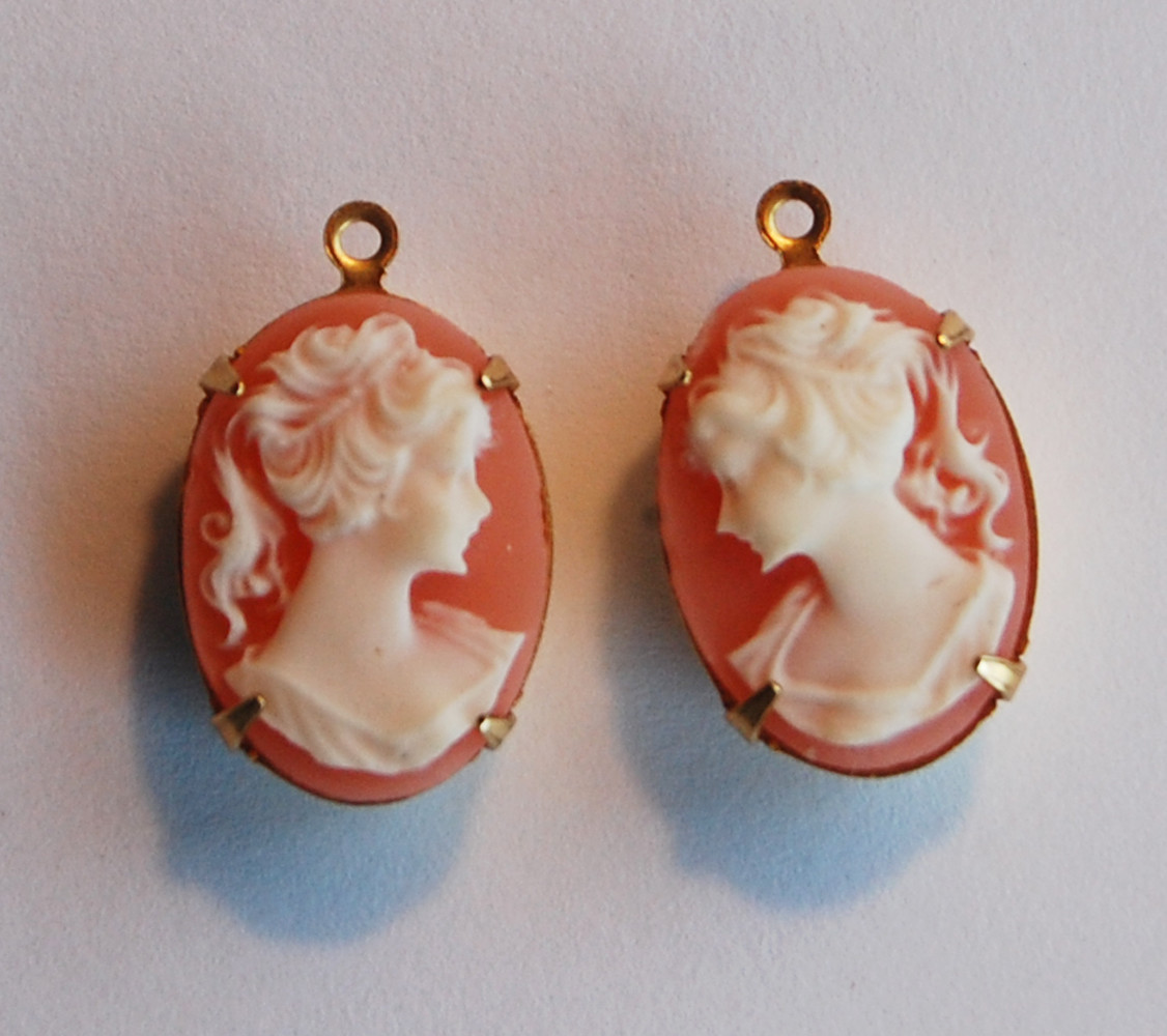 VINTAGE PLASTIC CAMEO OVAL PENDANTS • 18x13mm •Blue, Salmon • LEFT & RIGHT