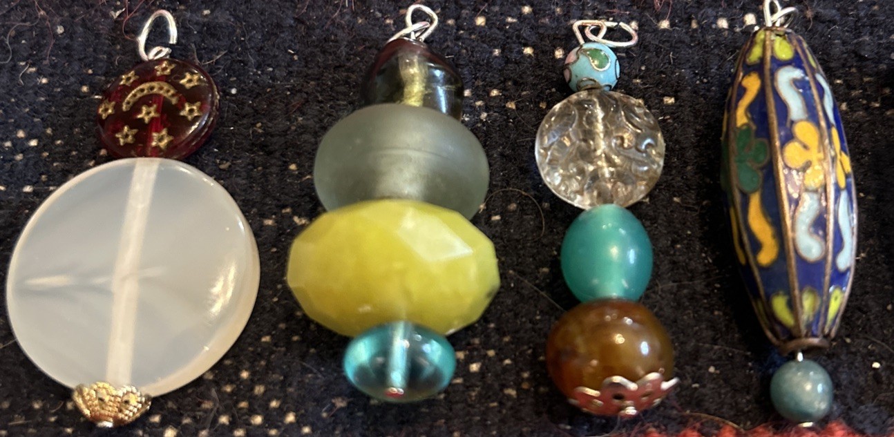 LOT OF 10 VINTAGE TO NOW PENDANTS VARIOUS SIZES HAND BLOWN GLASS PENDANTS CHARMS