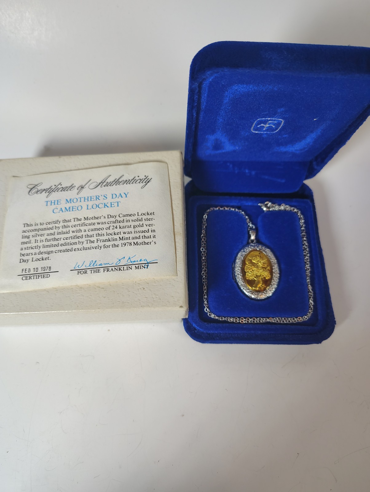 1978 Franklin Mint Sterling Silver Gold Vermeil Mother’s Day Cameo Locket w/Box