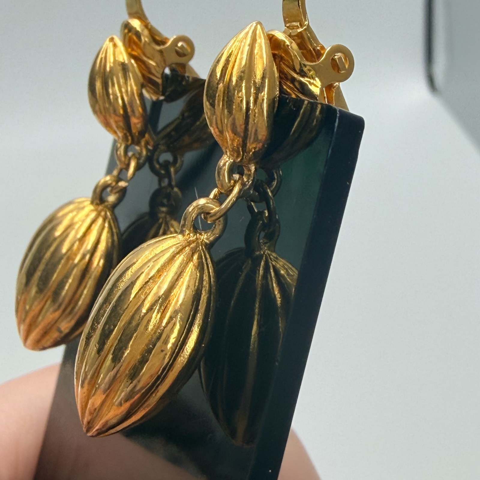 Trifari Ribbed Melon Bead Dangle Clip On Earrings Gold Tone Gourd Tassel Vintage
