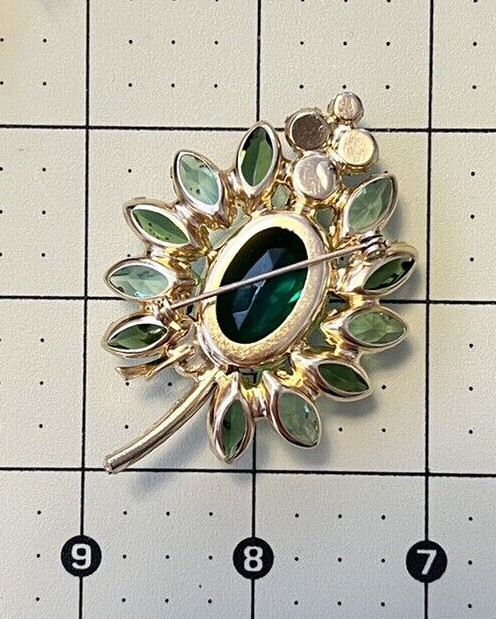 D&E Juliana Book Piece Green Rhinestone Open Back Brooch Wire Over Gold Fern