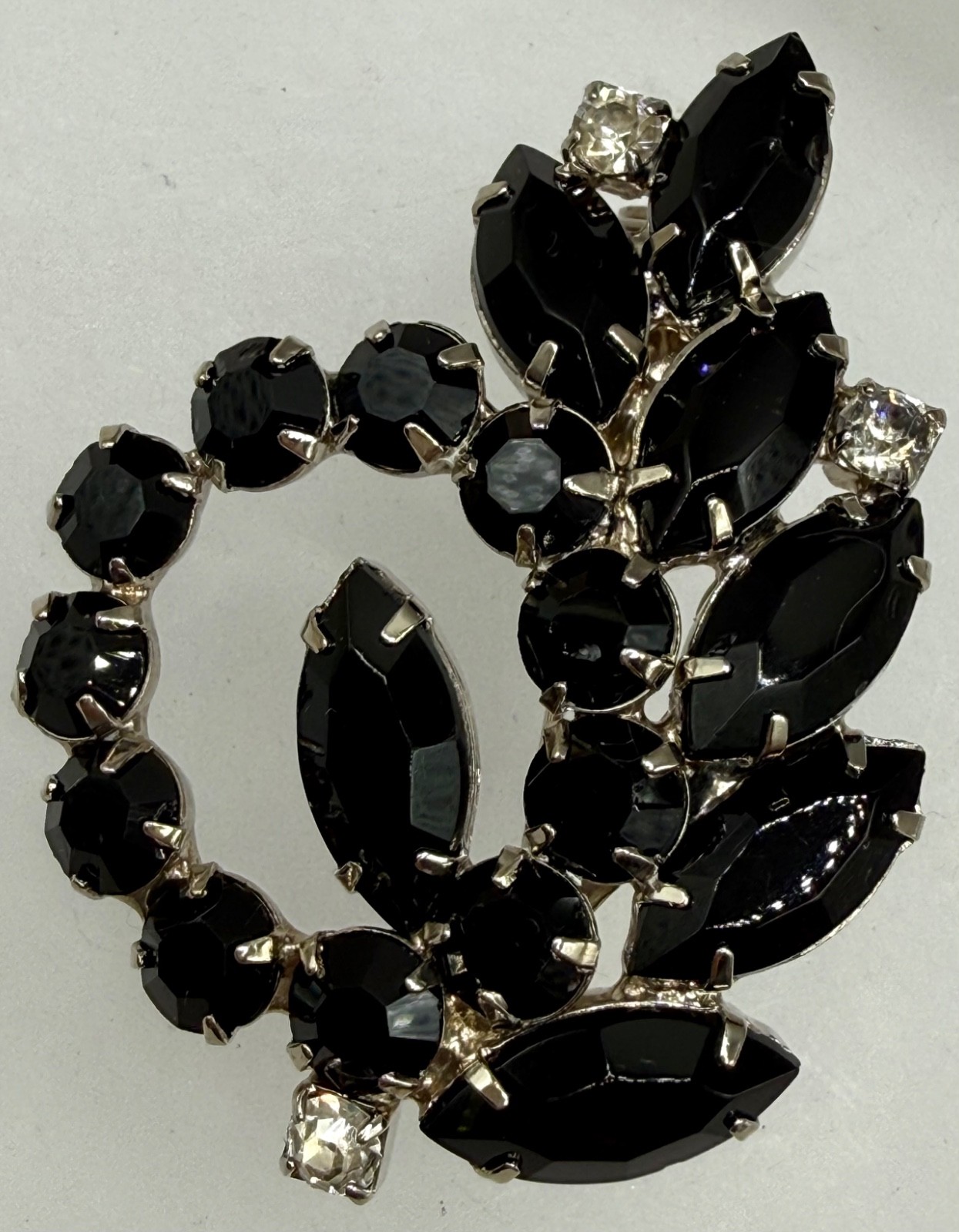 VINTAGE ESTATE JET BLACK CRYSTAL MARQUISE ROUND CUT LEAF SILVER TONE BROOCH PIN