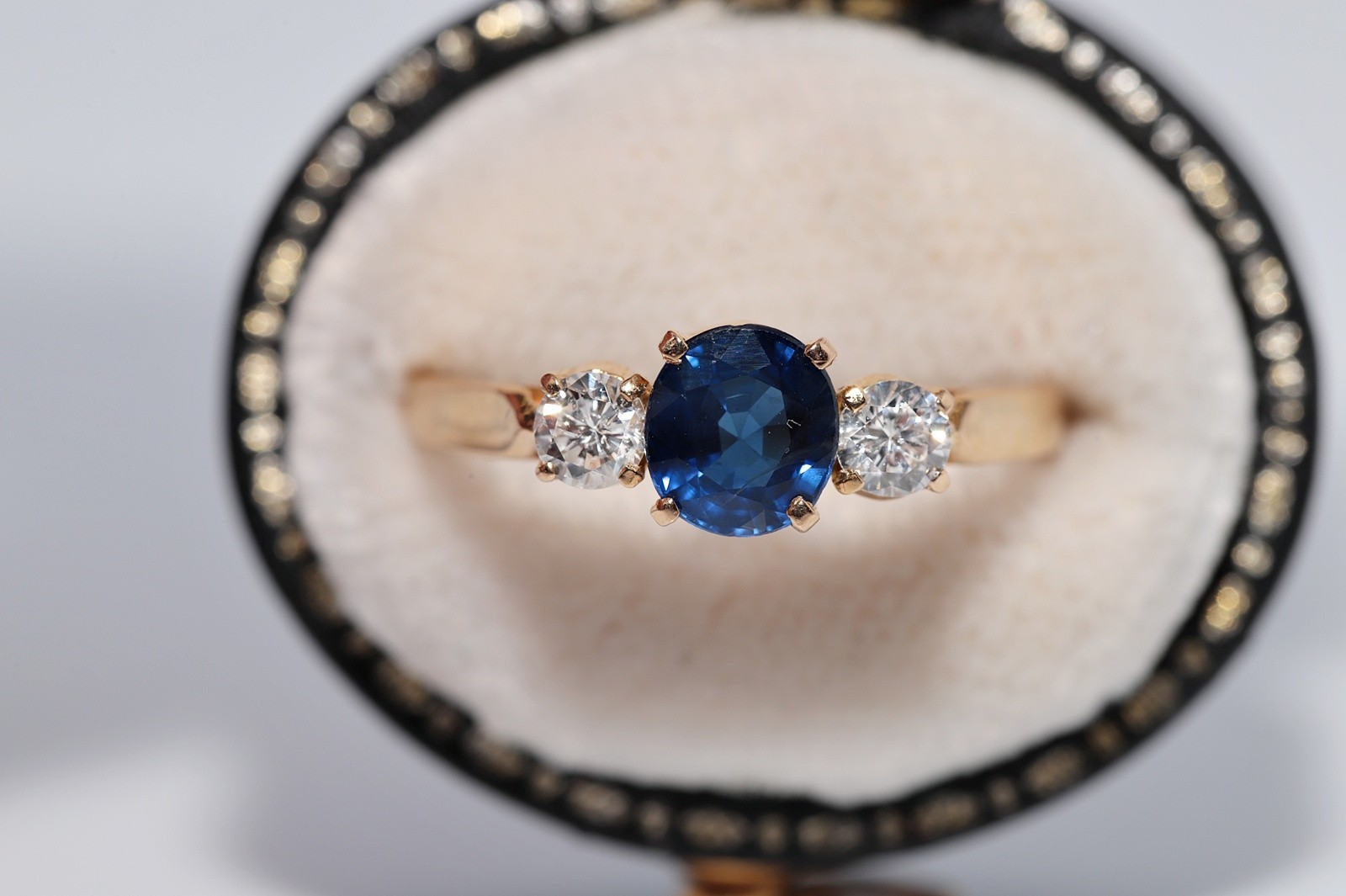 Vintage Circa 1970s 18k Gold Natural Diamond And Sapphire Ring