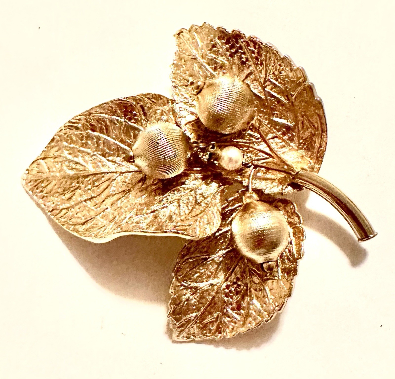 Vintage Signed Capri Gold Tone Acorn Leaf Brooch Pin Textured Leaves 2 5/8″