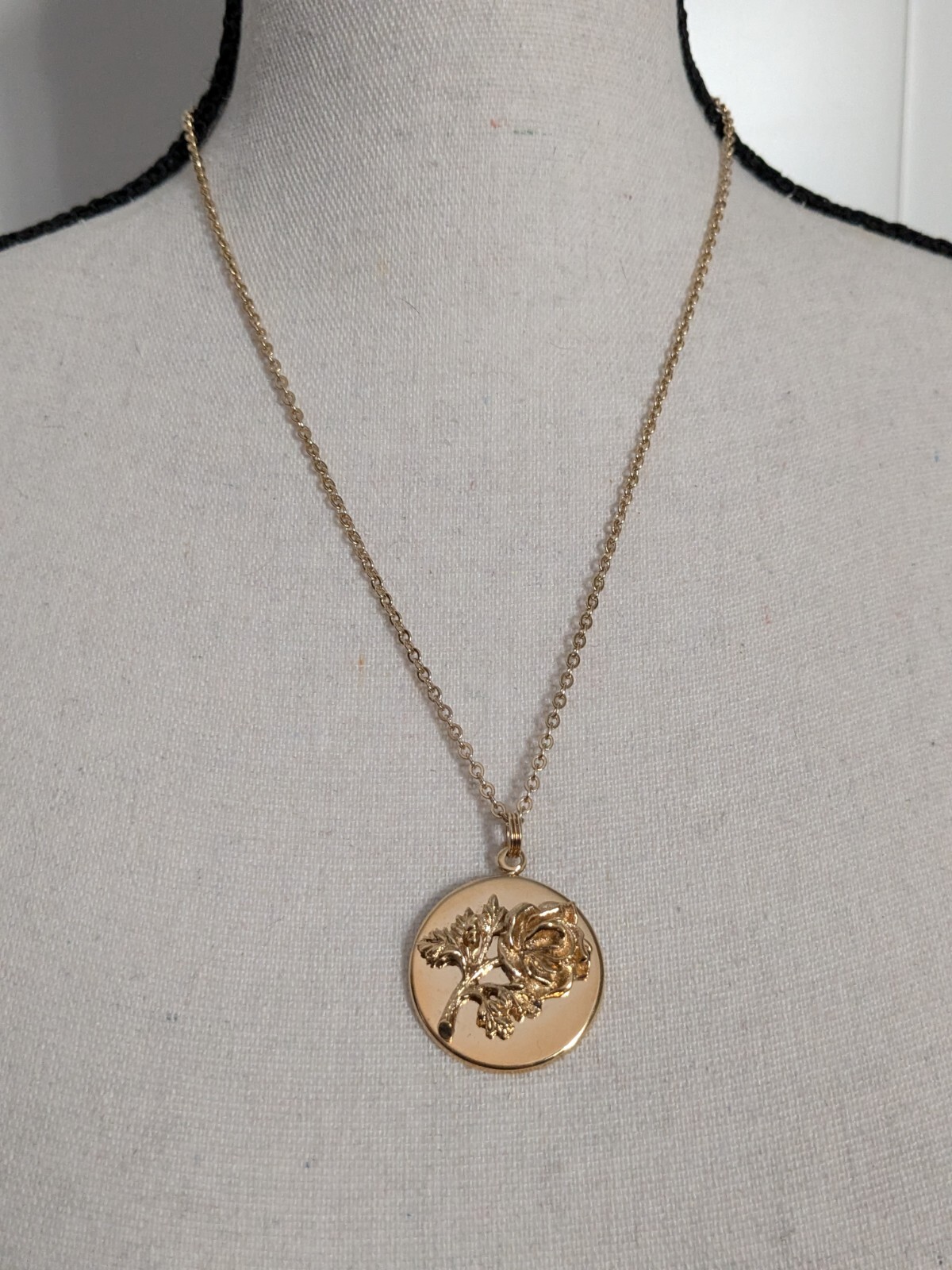 Vtg 1986 Avon 100th Anniversary 3D Carved Gold Rose Pendant Chain 20″ Necklace