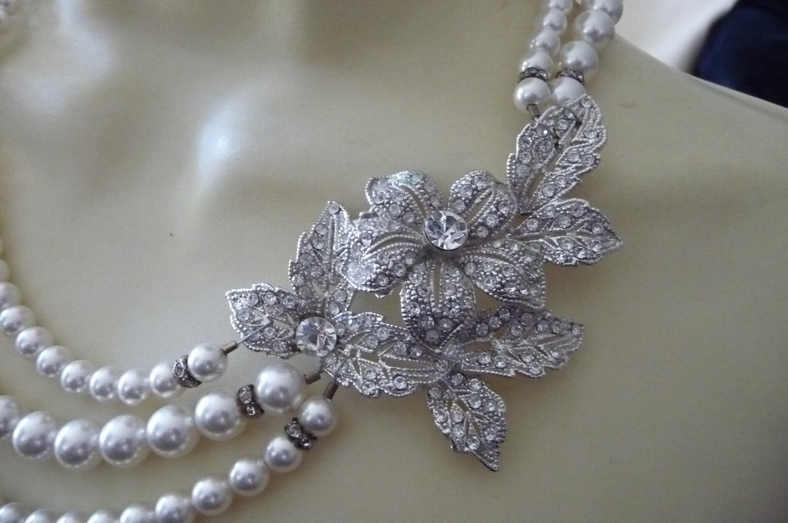 A15#1217X vtg STATEMENT NECKLACE SIGN SNK FAUX PEARLS w LRG RHINESTONE FLOWER