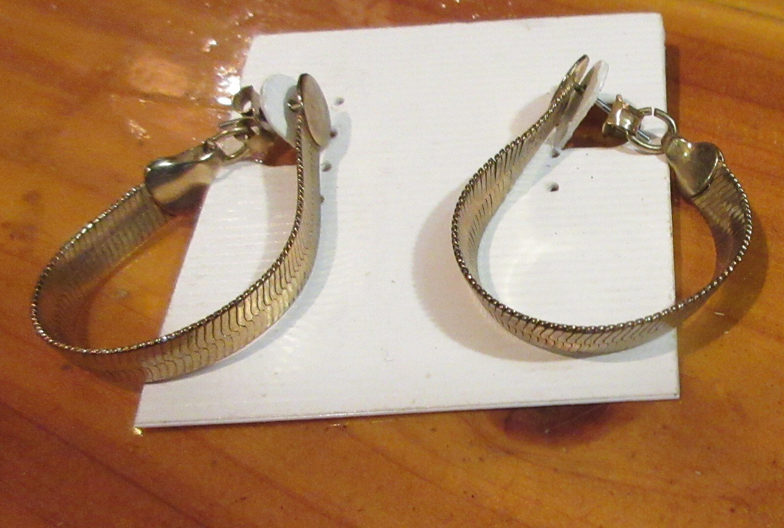 new VTG LOOKING GOOD Gold tone pierced push back metal Chain Oval Hoop Earrings
