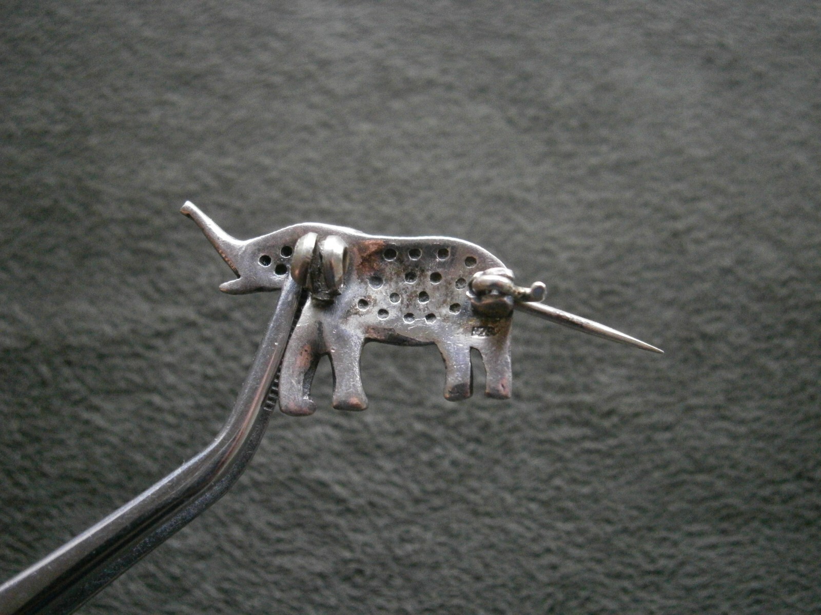 Small Elephant Vintage Sterling Silver & Marcasite Brooch 3.0g