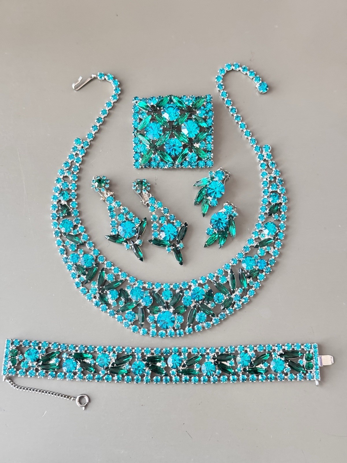 Vintage Verifed JULIANA D&E BOOK SET Grand Parure Blue & Green Sticks & Stones