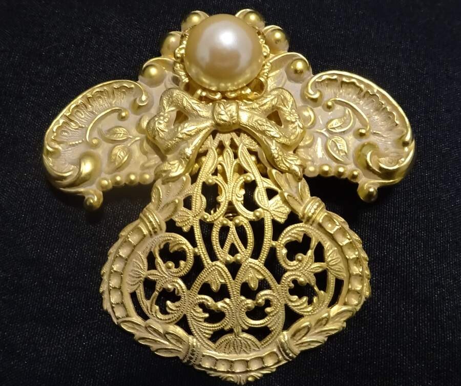 Vintage 1997 Jane Davis ANGEL OF LOVE Gold & Enamel with Pearl Signed Pin/Br