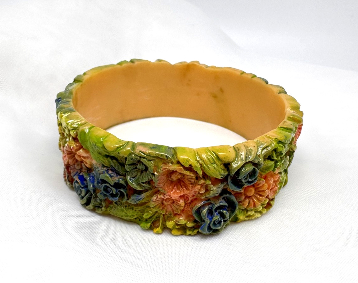 Vintage 1950s DEEPLY CARVED FLORAL COLORING BANGLE CELLULOID BRACELET #1#