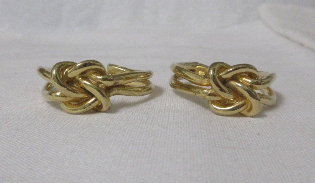 Vintage Gold Tone Knotted Hoop Pierced Earrings – No metal wear