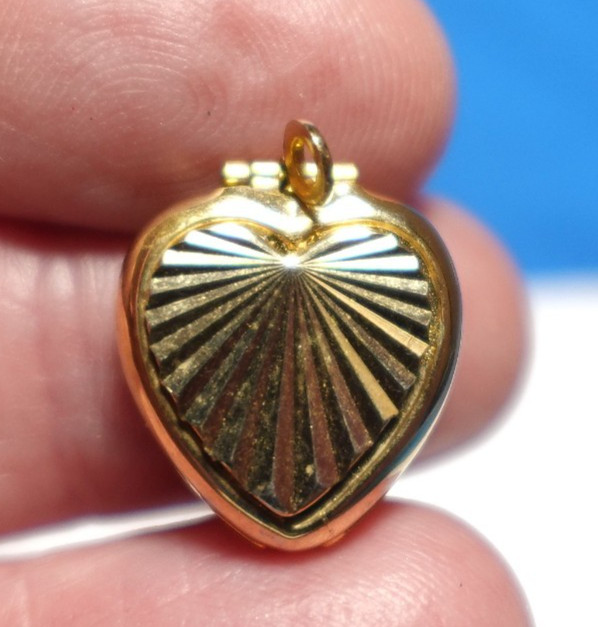 GOLD FILLED VINTAGE HEART LOCKET BURST DESIGN 12 X 15 MM 1.8 GRAMS