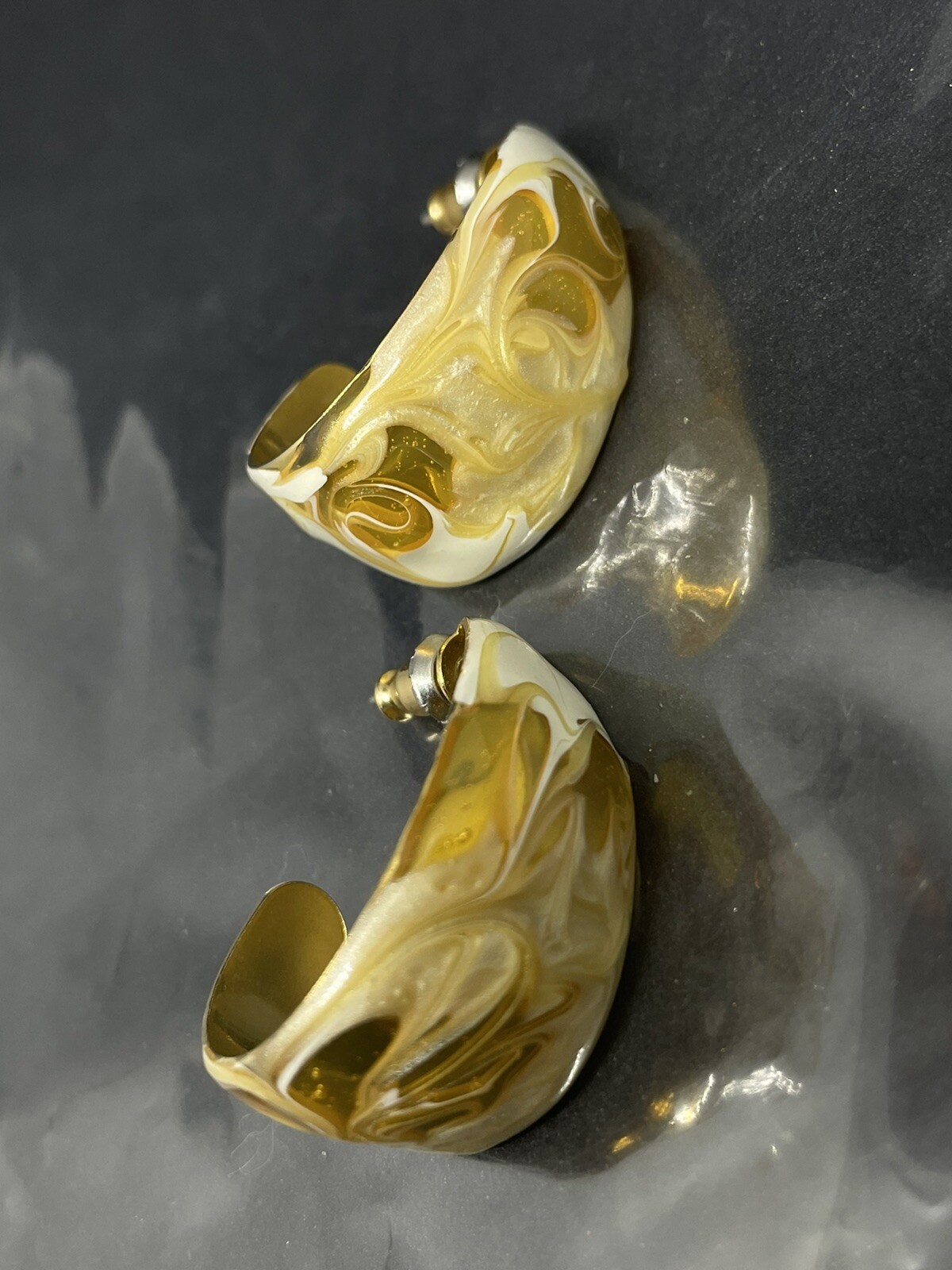 VINTAGE ABSTRACT CHUNKY GOLD CREAM ENAMEL 1/2 HOOP POST DROP 1.2” EARRINGS