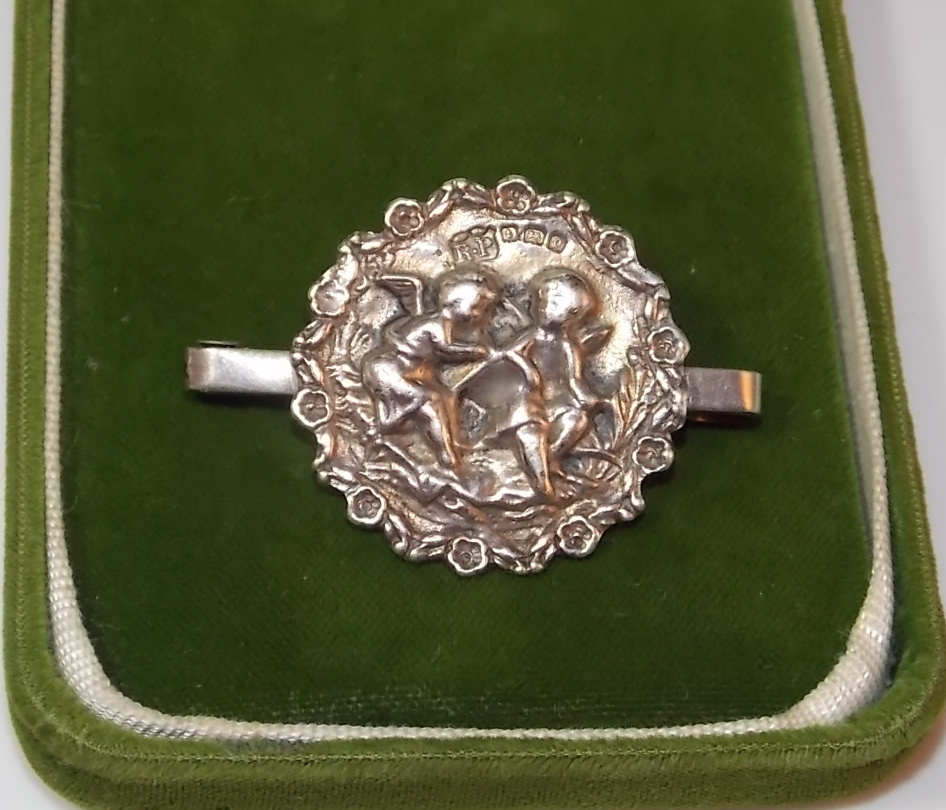 Hallmarked 1902 Robert Pringle Sterling Silver Valentine Cherub Angel Brooch 2d7