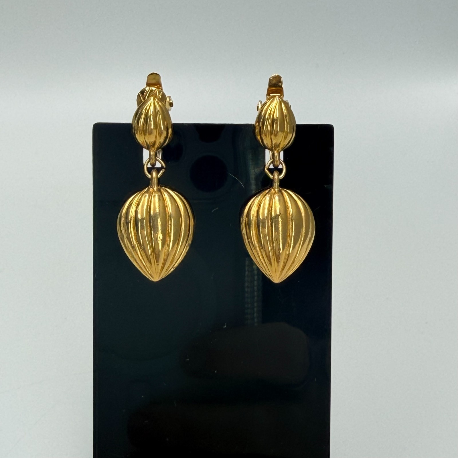 Trifari Ribbed Melon Bead Dangle Clip On Earrings Gold Tone Gourd Tassel Vintage