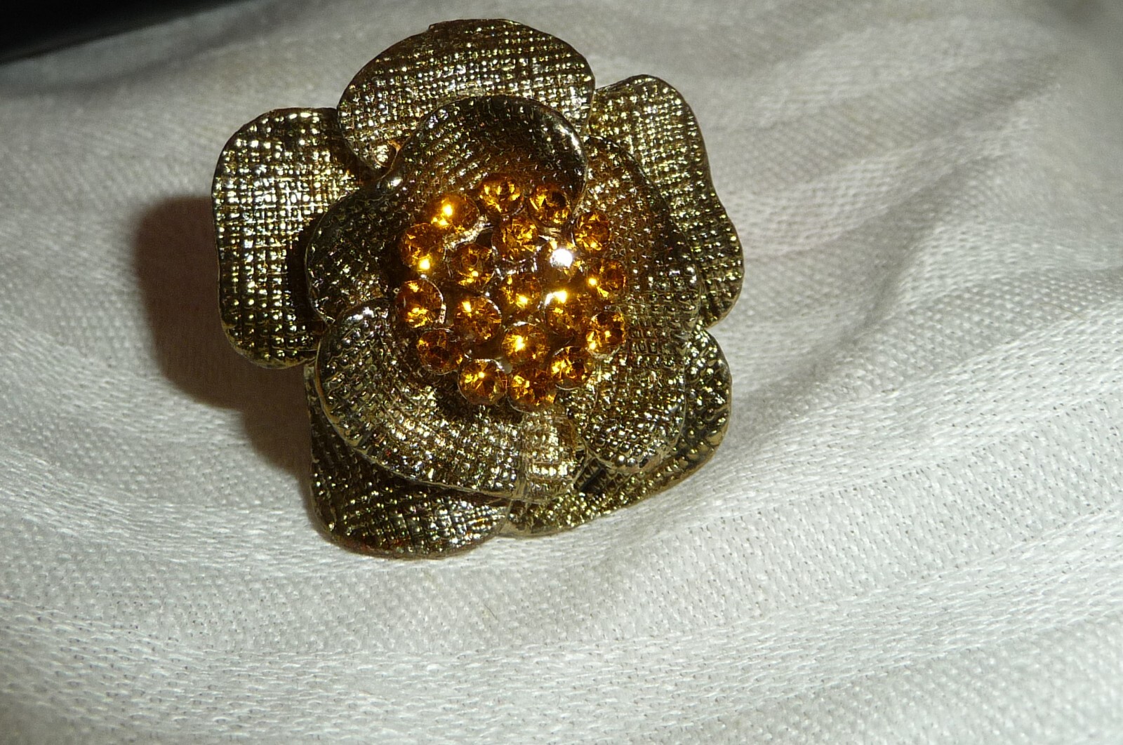 #1623AF vtg COSTUME RING Sz 8 GOLD TONE FLOWER W RHINESTONE ADJUSTABLE