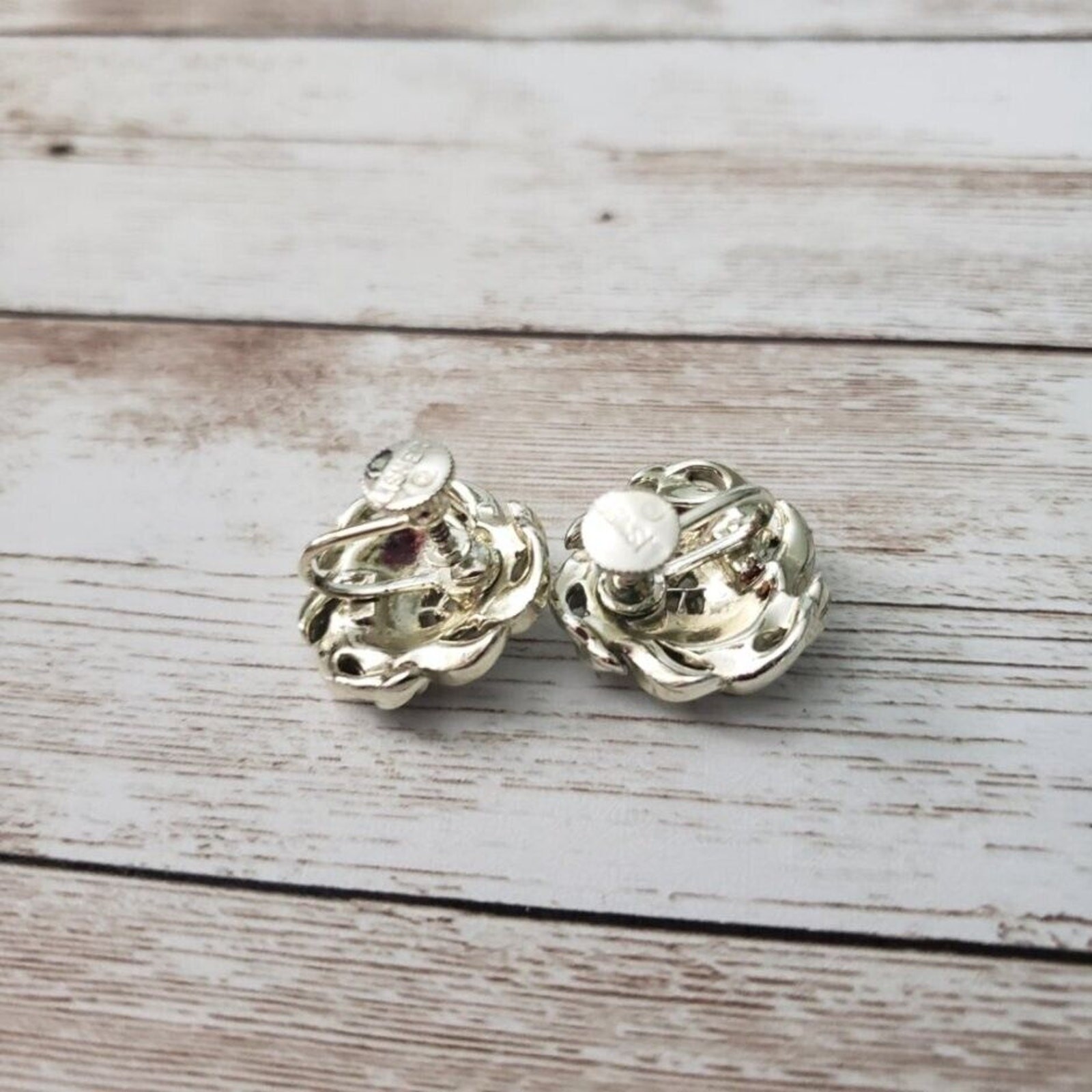 Vintage Lisner Screw On Earrings – Fancy Circular Light Gold Tone