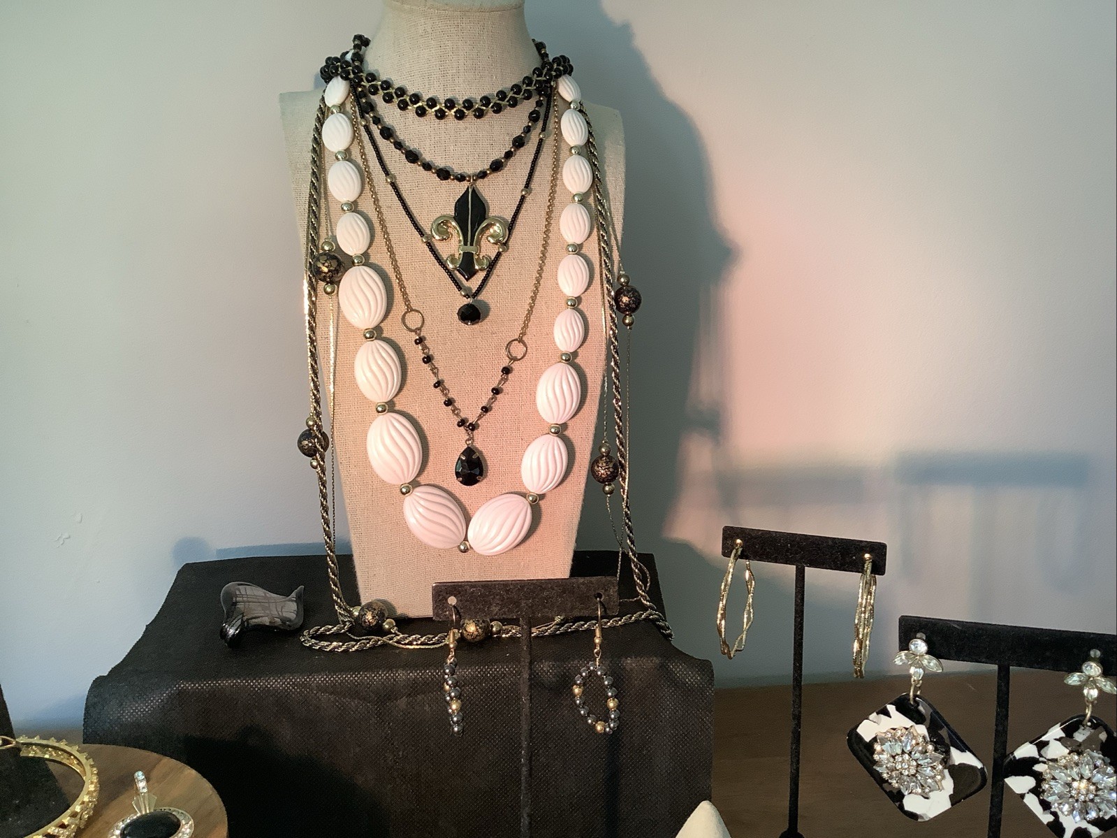 Vintage Fashion Jewelry Mixed Lot Black White Gold 21 Pcs Avon LC Bombay