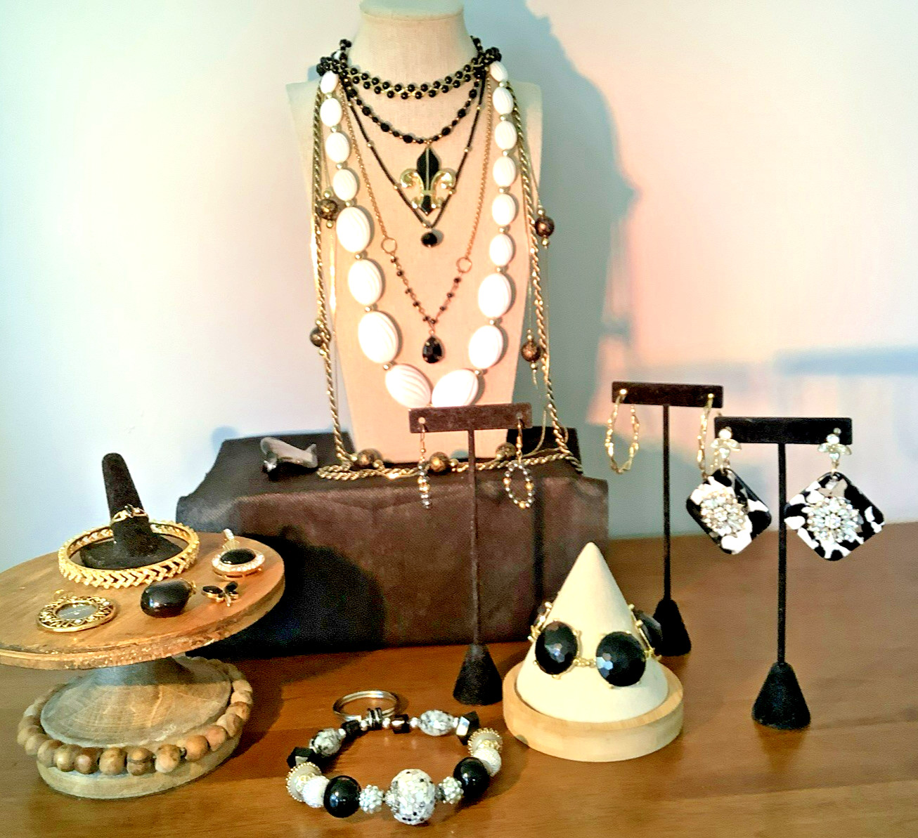 Vintage Fashion Jewelry Mixed Lot Black White Gold 21 Pcs Avon LC Bombay