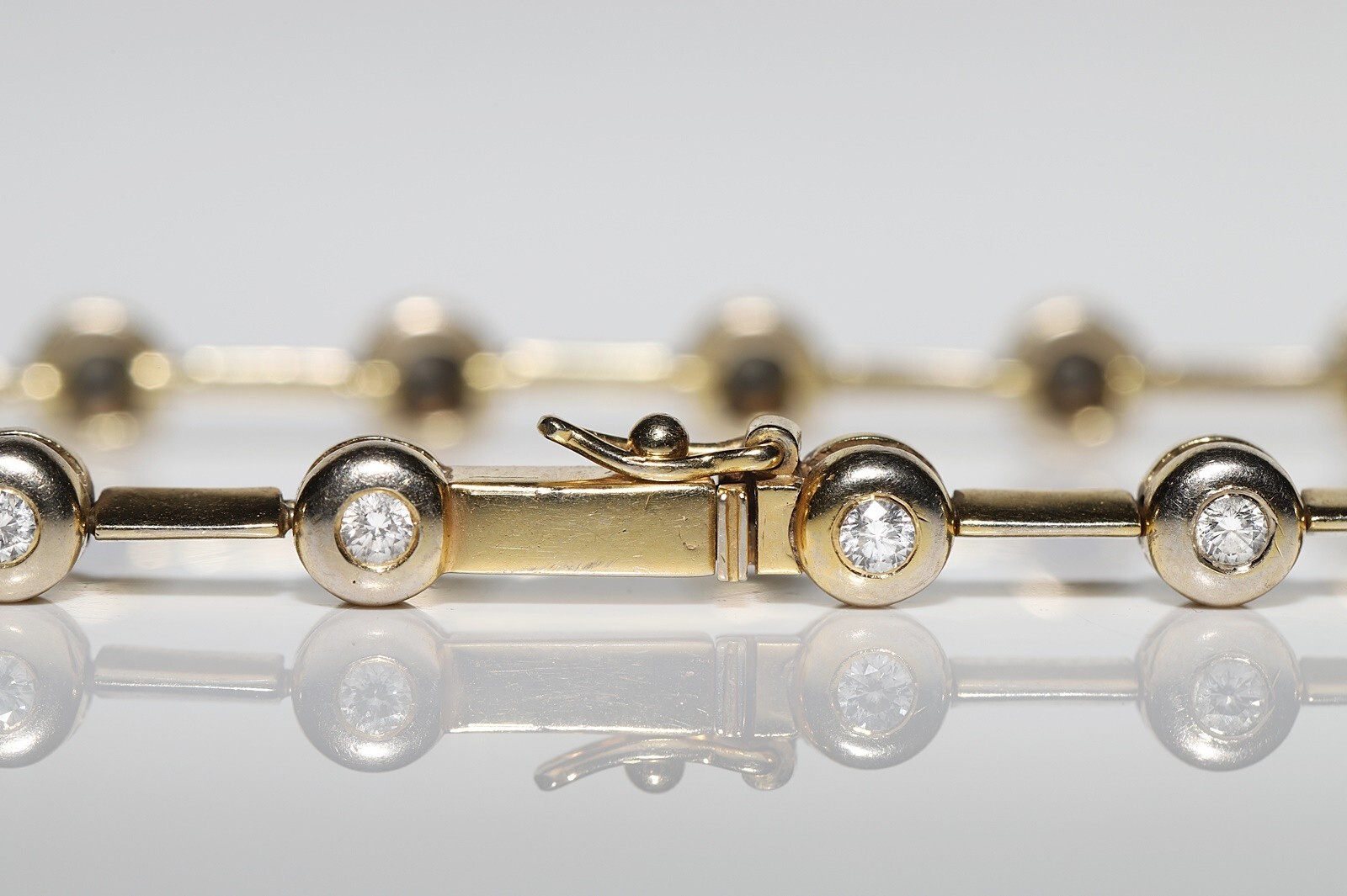 Vintage Circa 1970s 18k Gold Natural Diamond Decorated Pretty Bracelet