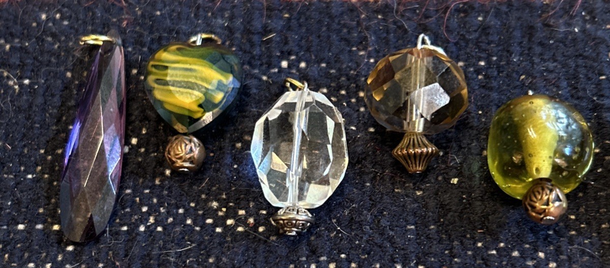 LOT OF 10 VINTAGE TO NOW PENDANTS VARIOUS SIZES HAND BLOWN GLASS PENDANTS CHARMS