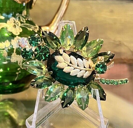 D&E Juliana Book Piece Green Rhinestone Open Back Brooch Wire Over Gold Fern