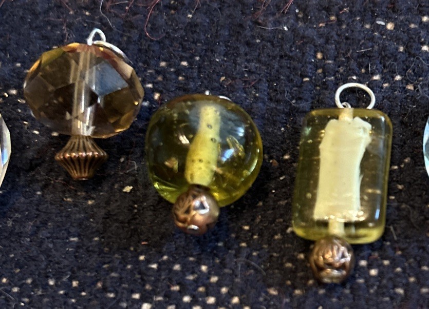 LOT OF 10 VINTAGE TO NOW PENDANTS VARIOUS SIZES HAND BLOWN GLASS PENDANTS CHARMS
