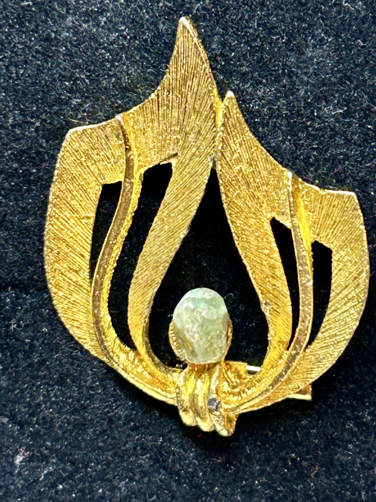 VINTAGE 1960 GOLD TONE TEXTURED RIBBON BROOCH PIN JADE STONE ACCENT COSTUME