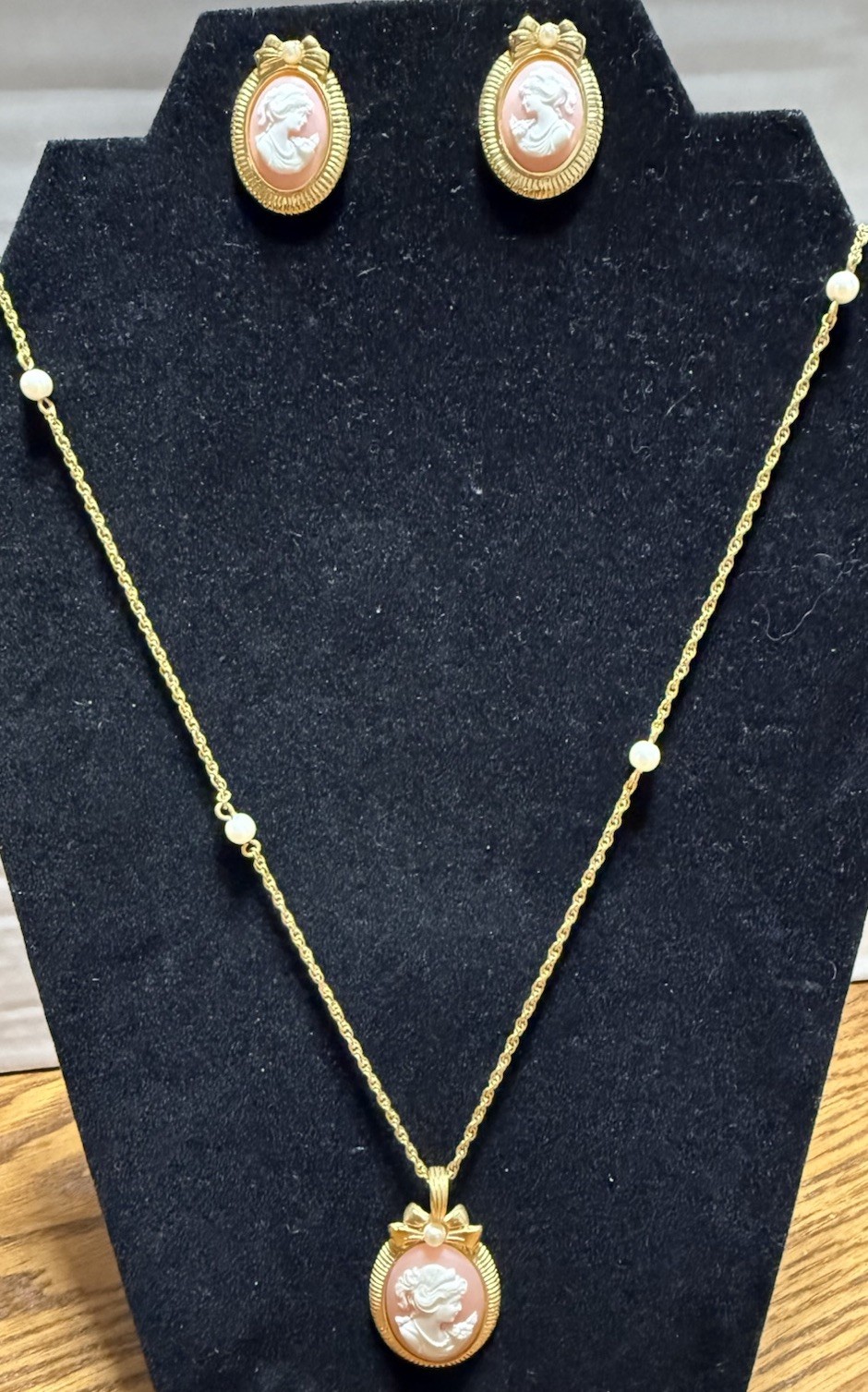 Vintage AVON Gold Tone Cameo Necklace & Earrings Set White & Pink Oval