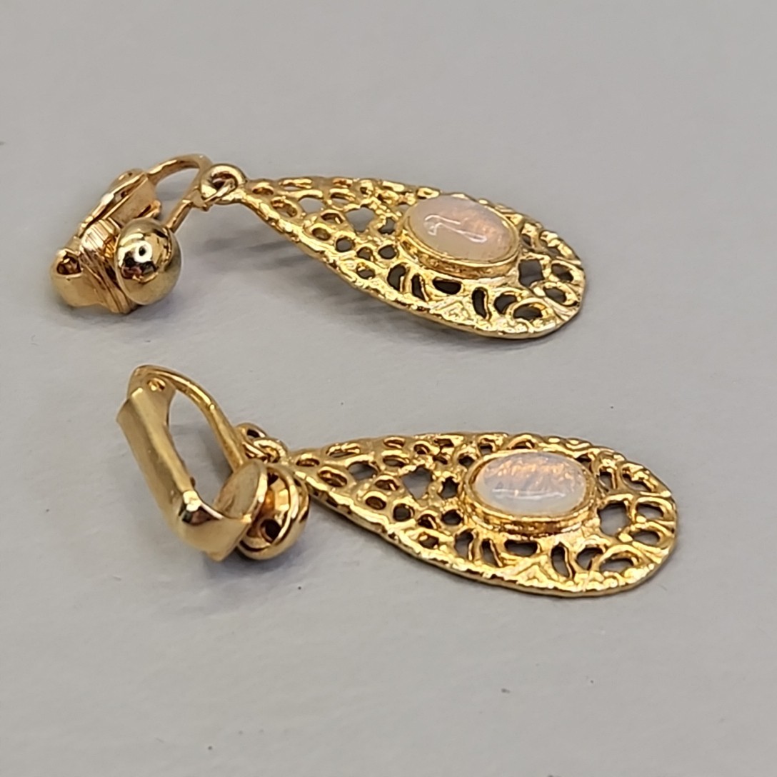 Vintage Faux Opal Clip On Earrings Oval Glass Teardrop Dangle Gold Tone 1.5″