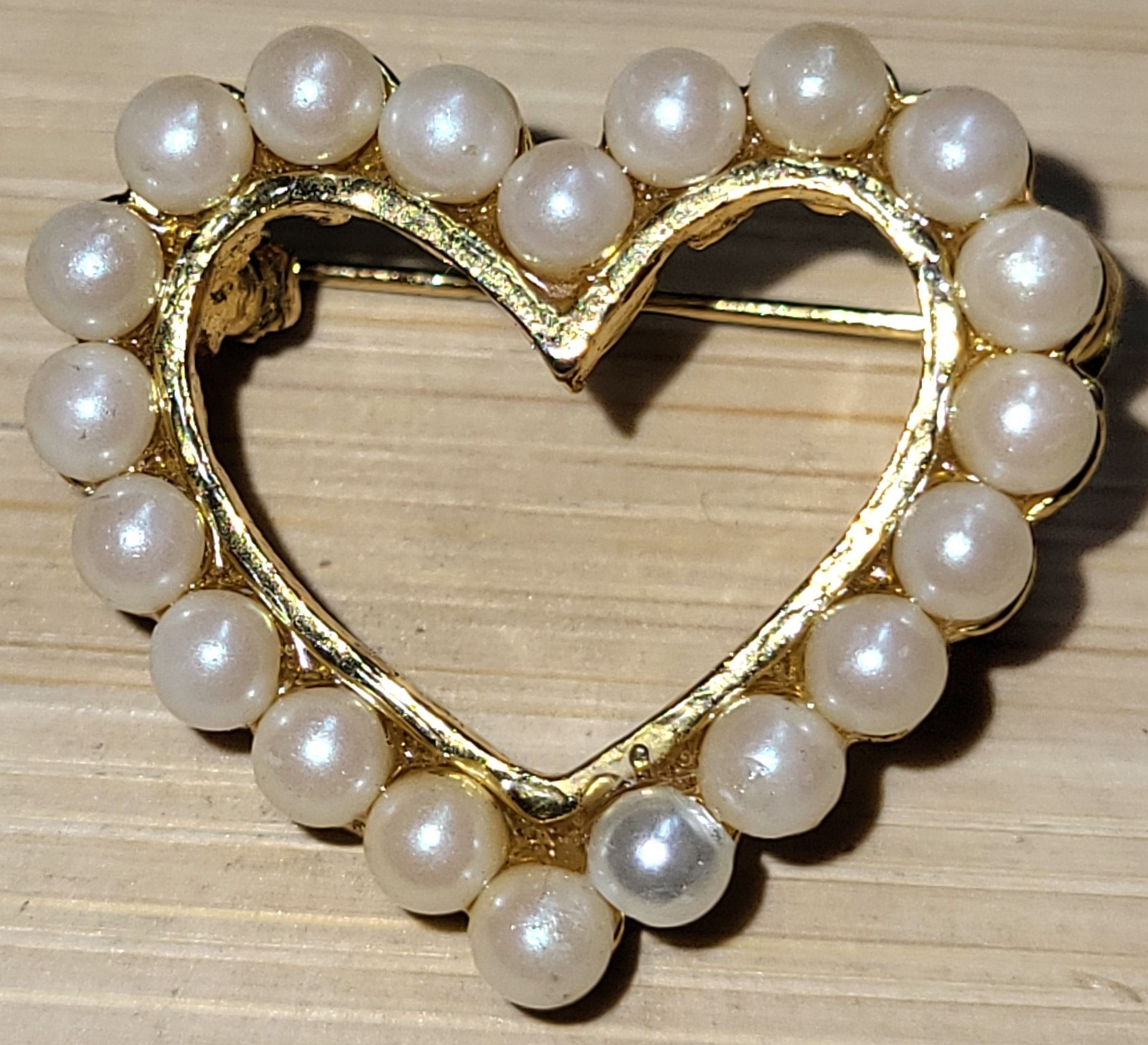 Delicate Heart Pin Brooch With Faus Pearls 7/8″ Wide Very Good Condition