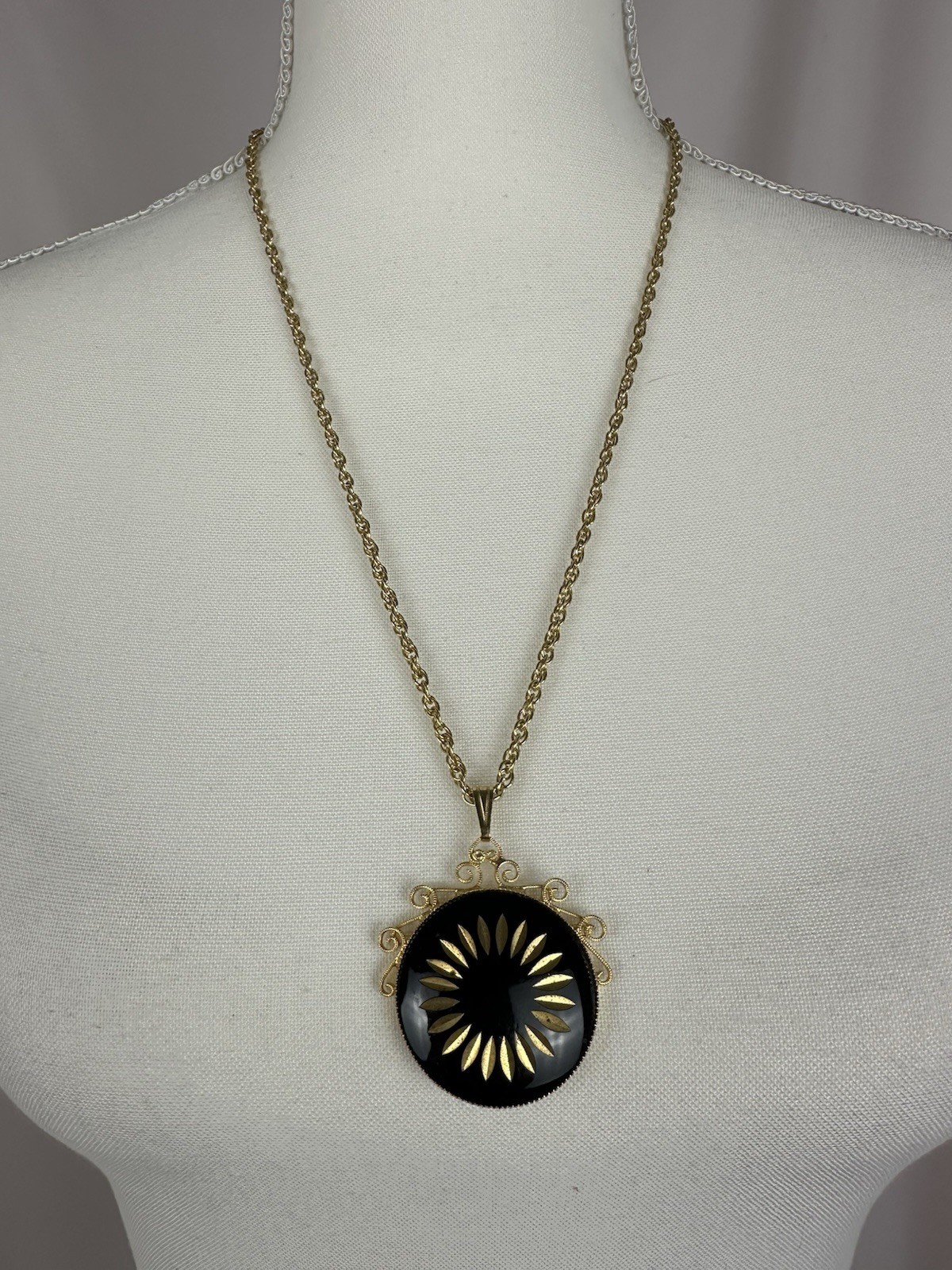 Vintage Gold Tone Black Cabochon Sunburst Pendant Necklace Filigree Mod MCM