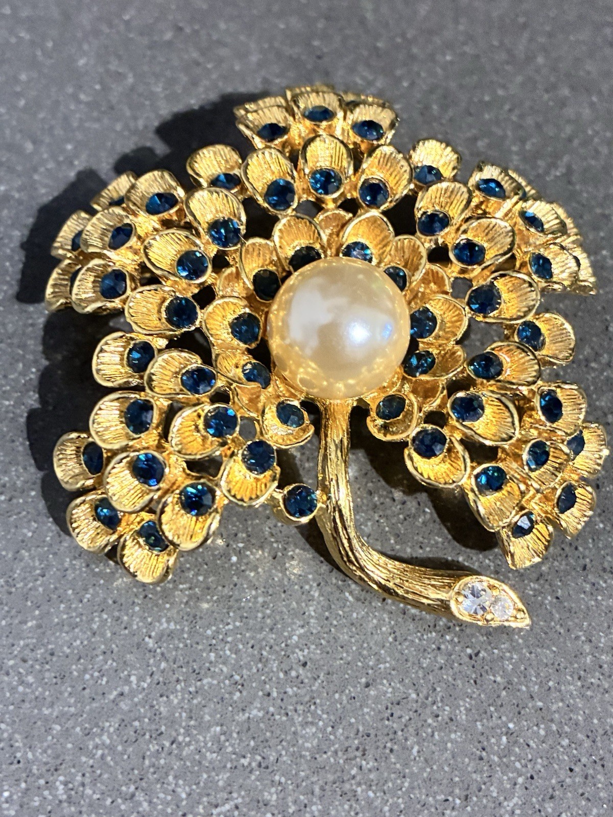 VINTAGE ALANA STEWART GOLD TONE BLUE RHINESTONE PEARL FLOWER BROOCH PIN