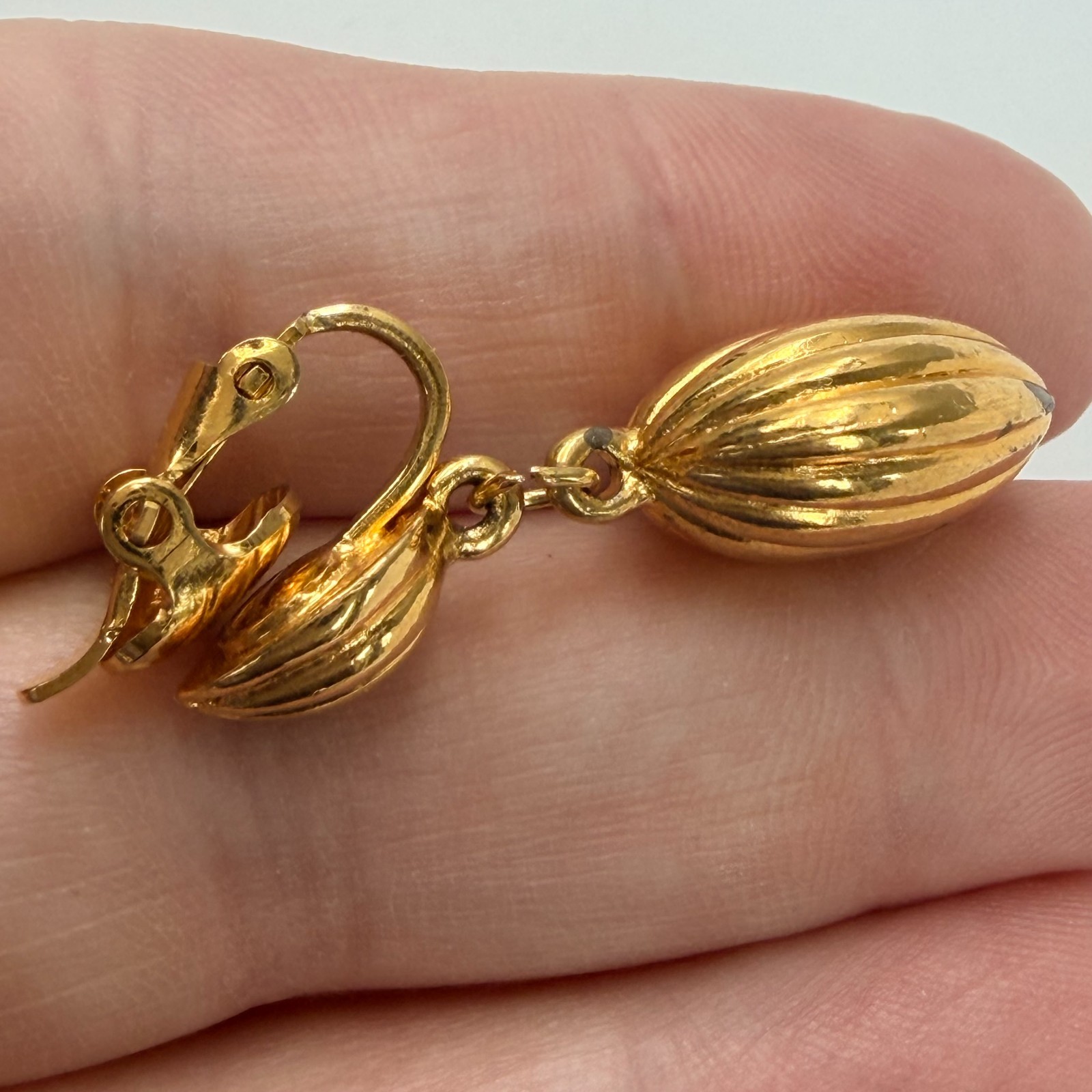 Trifari Ribbed Melon Bead Dangle Clip On Earrings Gold Tone Gourd Tassel Vintage