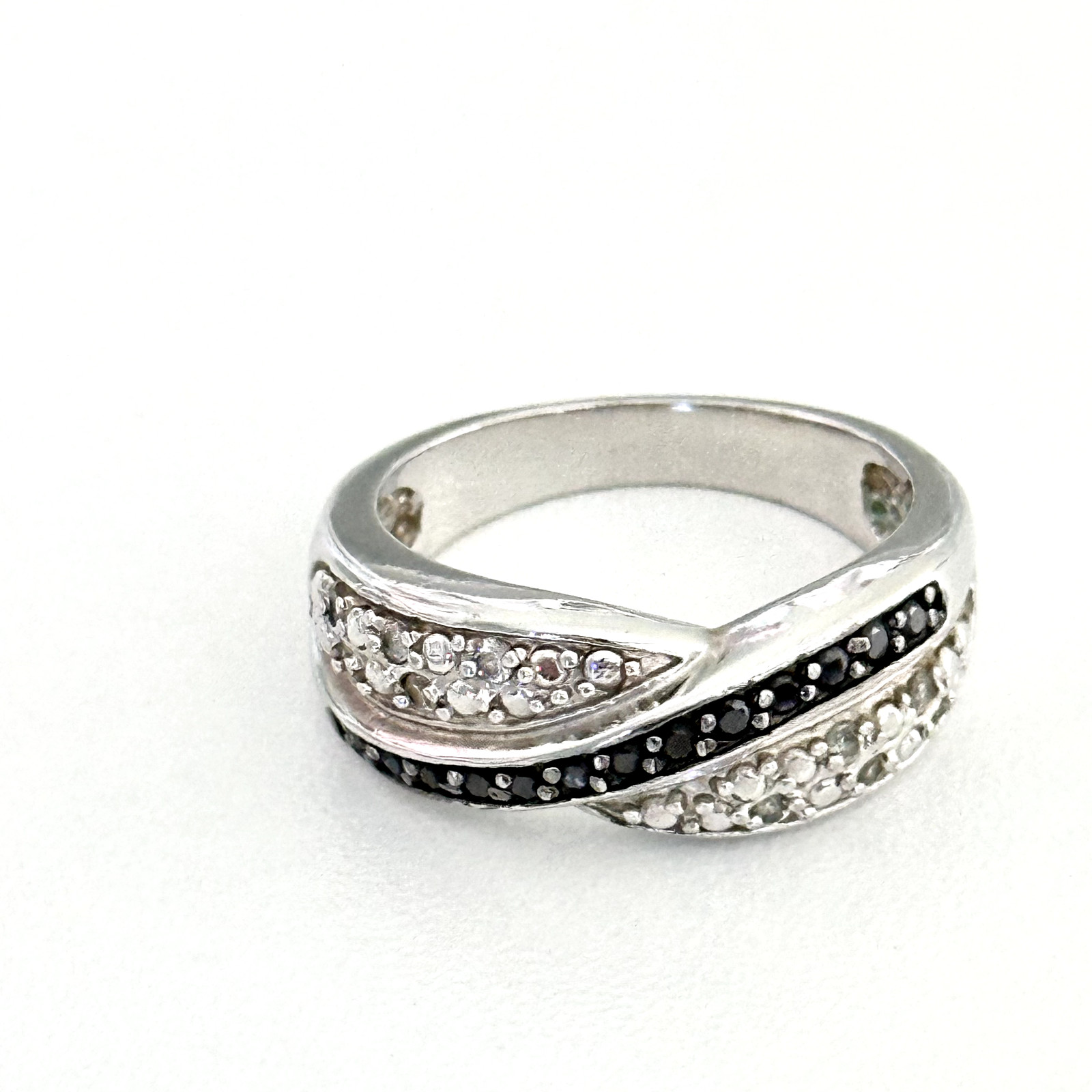 Ladies Black & Clear CZ Silver Plated Criss Cross Twist Band Ring Size 8