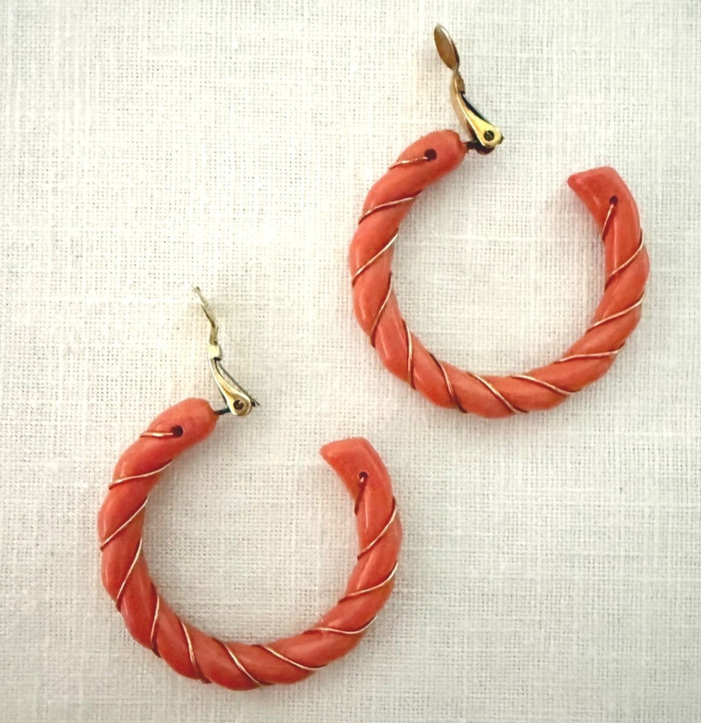 Vintage 1980s Coral Pink Twisted Hoop Earrings Gold Wire Wrapped Clip On