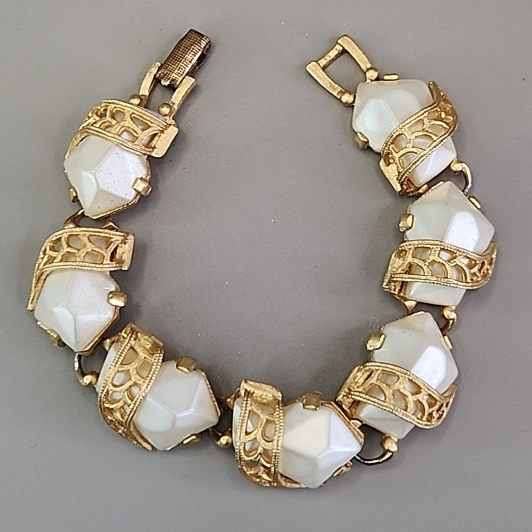Vintage Linked Bracelet White Asymmetrical Faux Pearl Gold Tone Filigree 6.5″