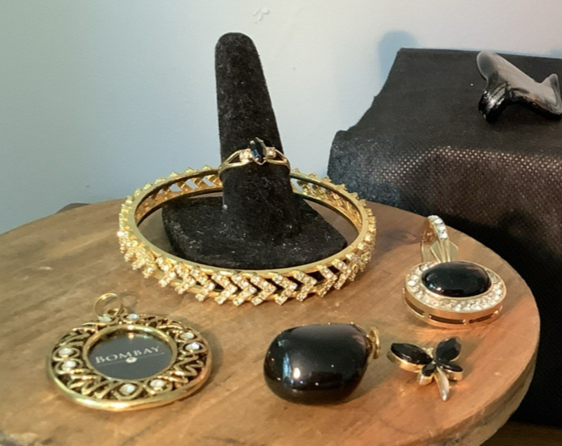Vintage Fashion Jewelry Mixed Lot Black White Gold 21 Pcs Avon LC Bombay