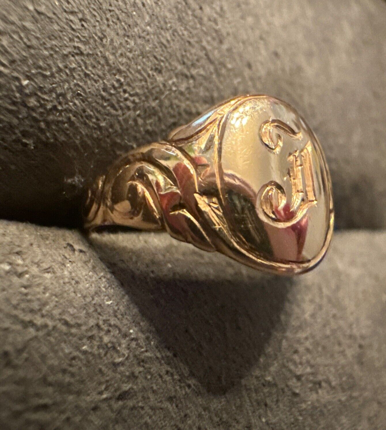 ANTIQUE VICTORIAN 10K Yellow Gold Oval Signet Ring Monogram J or F