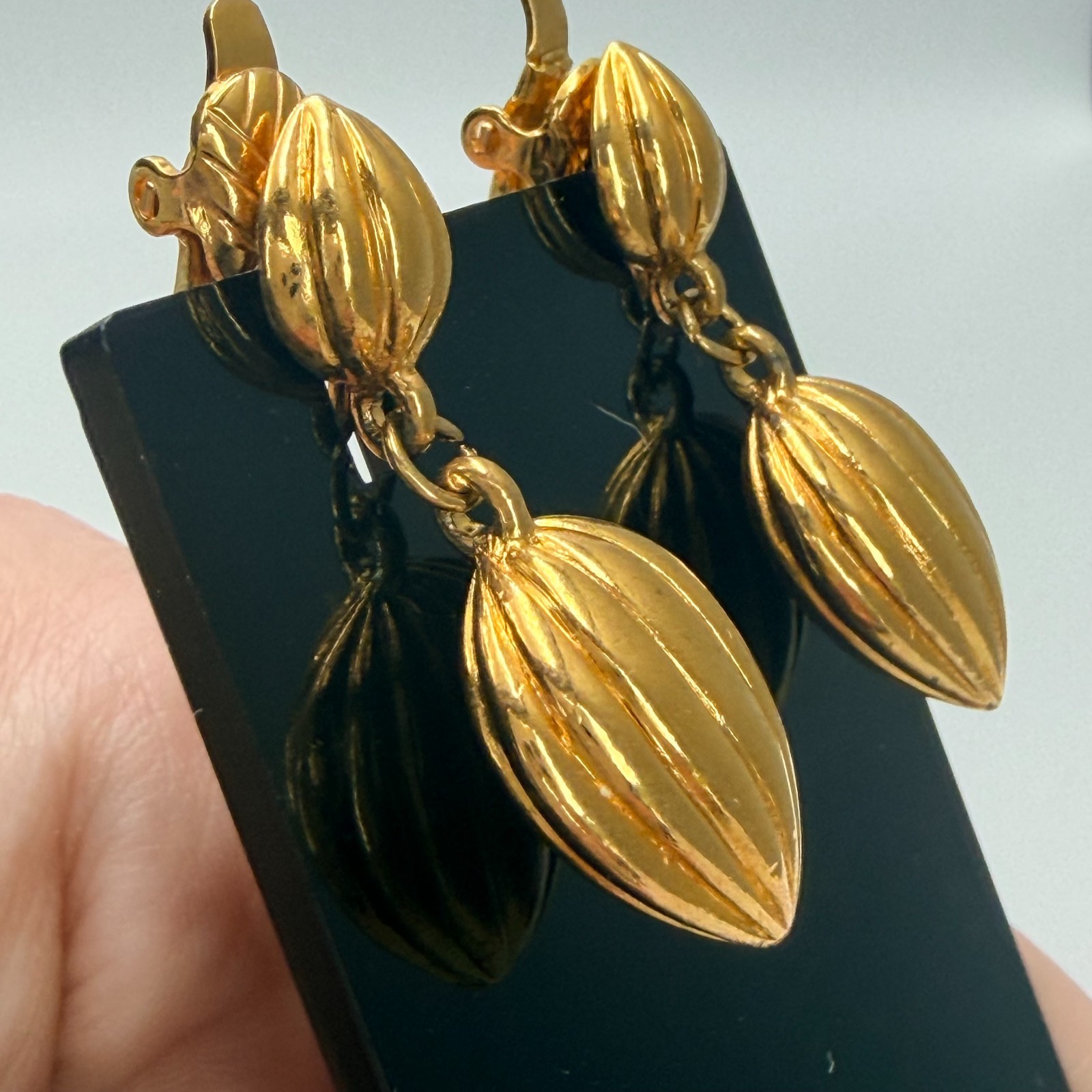 Trifari Ribbed Melon Bead Dangle Clip On Earrings Gold Tone Gourd Tassel Vintage
