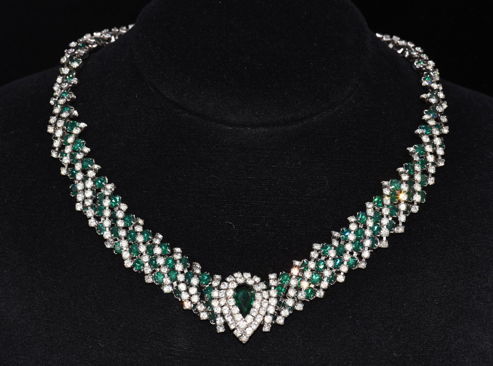 Wonderful KRAMER Emerald GREEN and Shimmering CLEAR RHINESTONE NECKLACE & ER SET