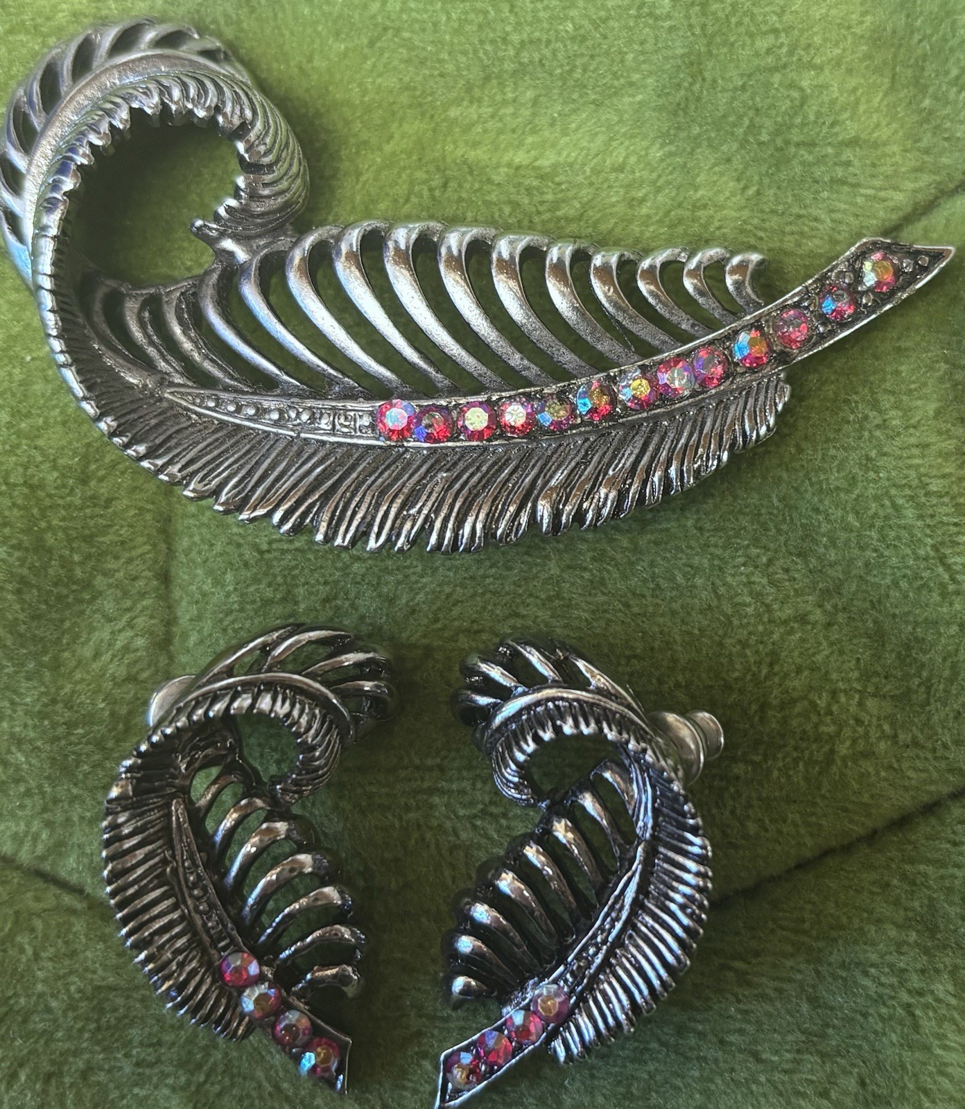 Retro Feather 836 Demi-parure Pierced Earrings Brooch Set Aurora Borealis Accent