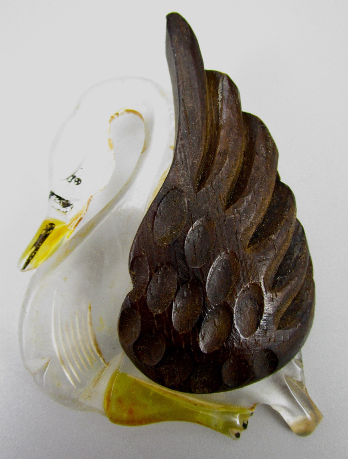 CHARMING VINTAGE 1940’S WOOD & LUCITE CARVED SWAN BROOCH PIN